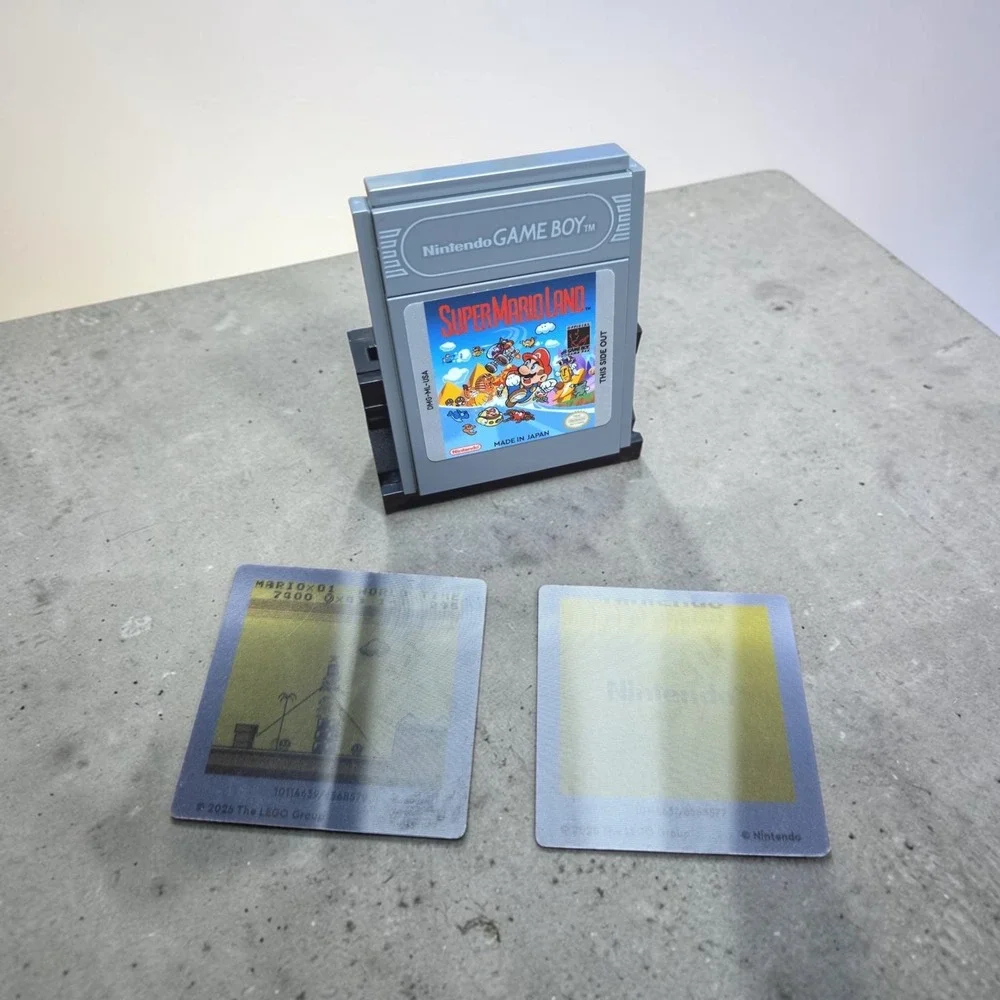 Lego set 72046 Super Mario Land Lego cartridge, stand and holographic slides